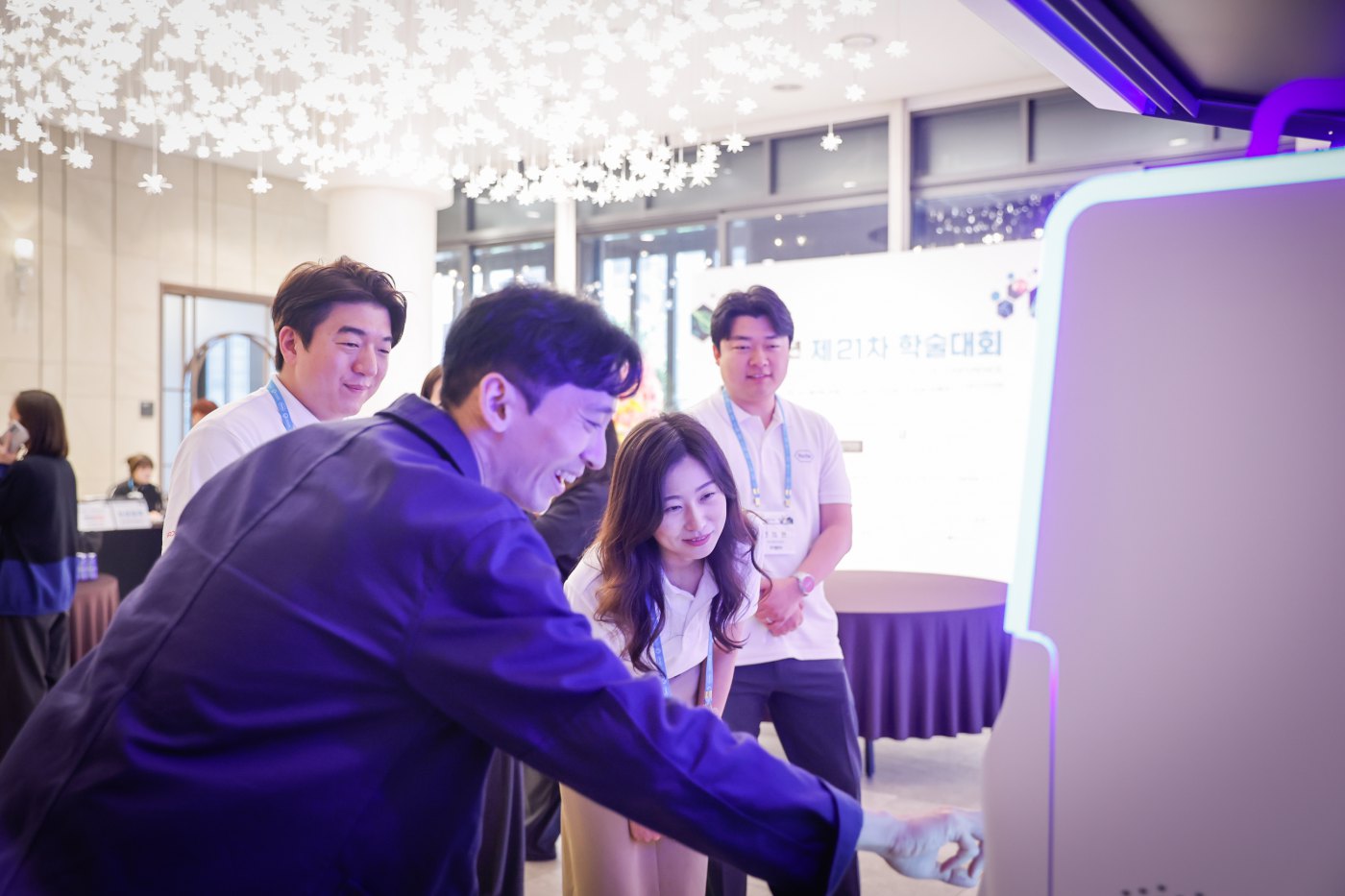 포스터 전시 및 토론